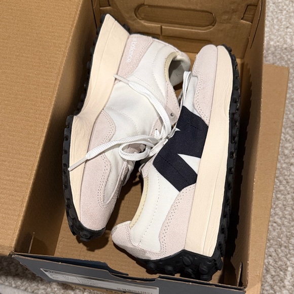 New Balance 327 Sneakers Shoes - Picture 2 of 5